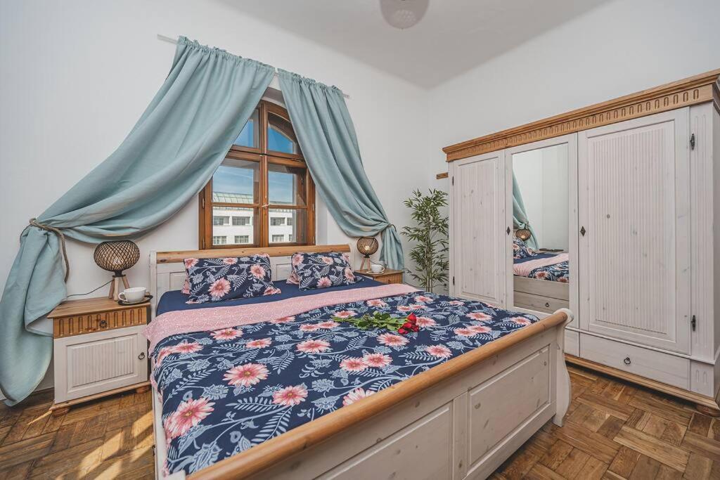 Carolina'S Romantic Apartment Hradec Králové Extérieur photo
